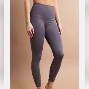 SAVVI Textured Ribbed Seamless Leggings